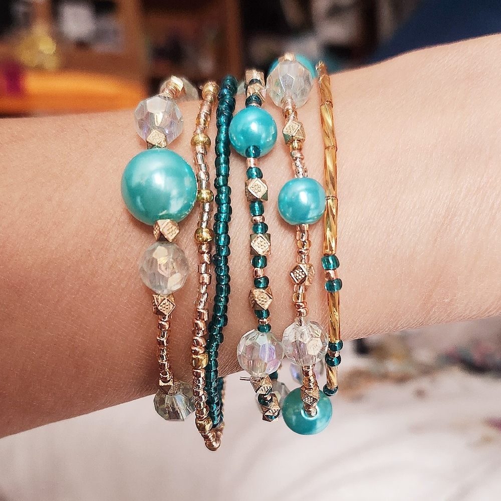 Beautiful Torquise Blue & Gold Tone Beaded Bracelets (6)